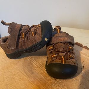 Toddler boy keens size 5